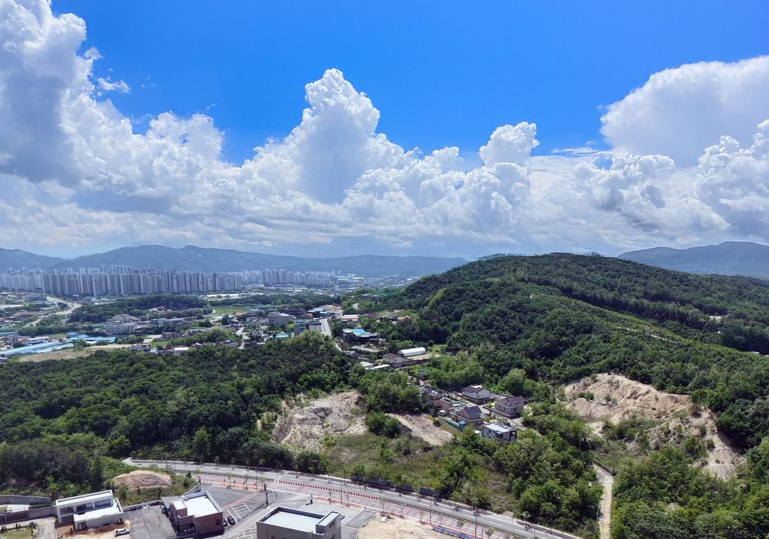 유리난간 너머로 보이는 조망 예시